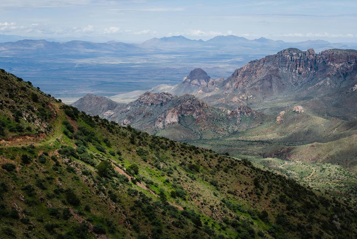 Een pad bezocht door het harde terrein door mensen die proberen detectie door de grenspatrouille van de Verenigde Staten te voorkomen. Een toename van inbraken, opzettelijk ingesteld branden en reddingen zijn beperkte middelen uitgeput in Hudspeth County, Texas. 11 augustus 2021.