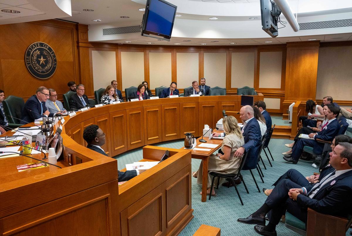 Camp Mystic -ouders spreken tijdens een panel dat getuigt vóór de Senaat Select Comité voor rampenparaatheid en overstromingen op 20 augustus 2025. Rechts zijn Carrie en Doug Hanna, ouders van Hadley Hanna die stierven op 4 juli 2025.