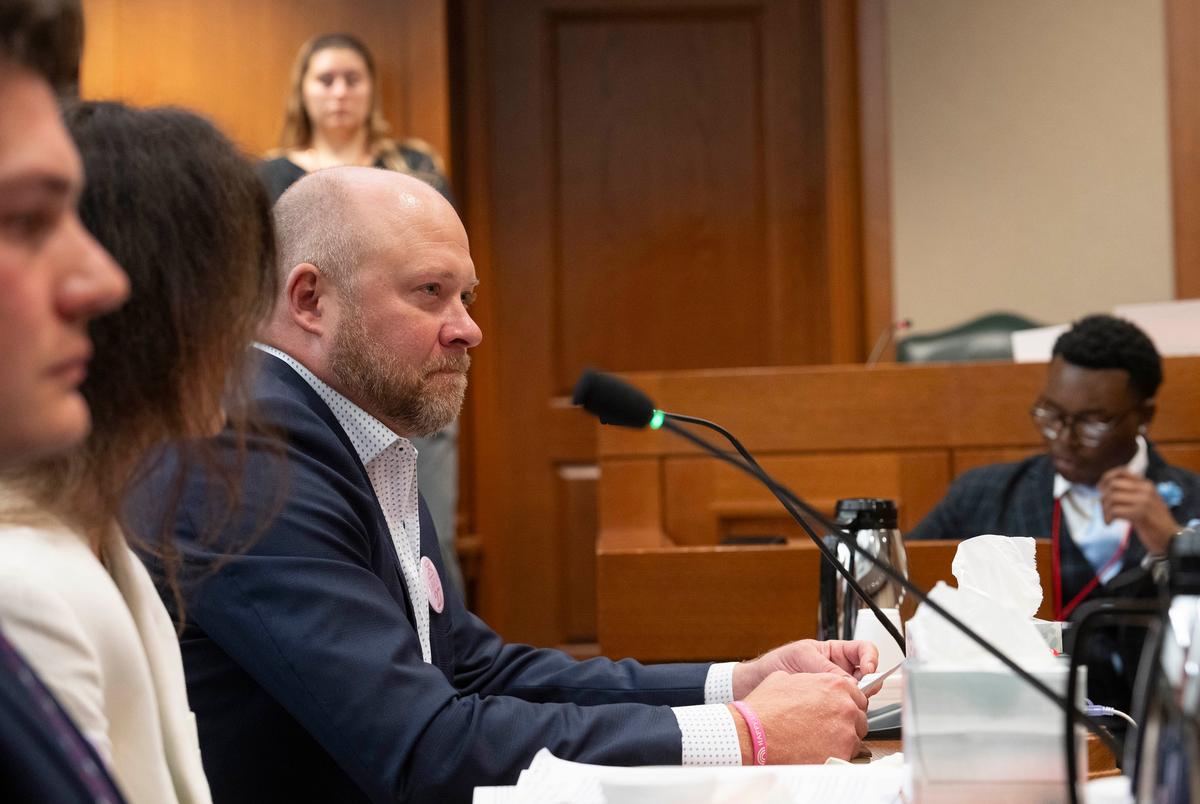 Doug Hanna, vader van Hadley Hanna (8) van Dallas, spreekt tot het senaatspanel terwijl Camp Mystic -ouders getuigen vóór de Senaat Select Comité voor rampenparaatheid en overstromingen op 20 augustus 2025.