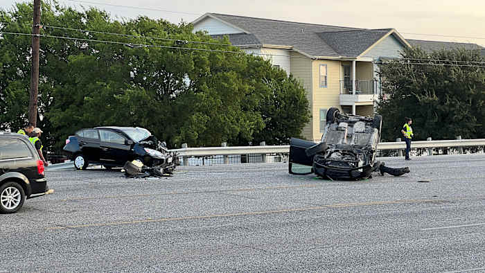 2 in het ziekenhuis opgenomen na crash met drie voertuigen aan de noordoostkant, zegt SAPD