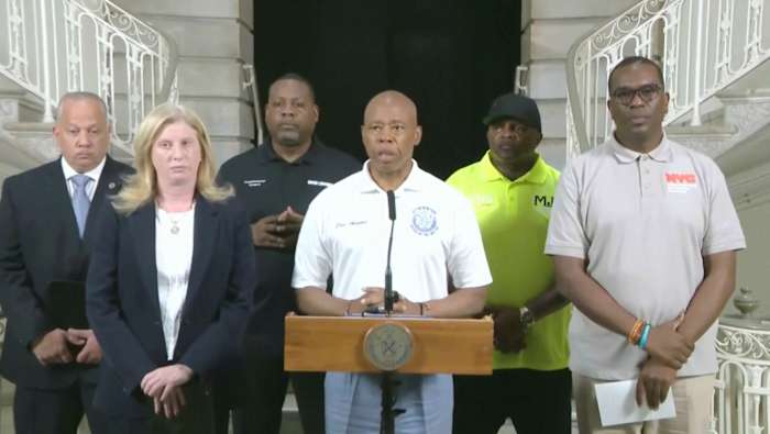 2 schutters onder 3 gedood in de schietpartij in New York City Bar, zegt de politie; 2 andere schutters nog steeds in het algemeen