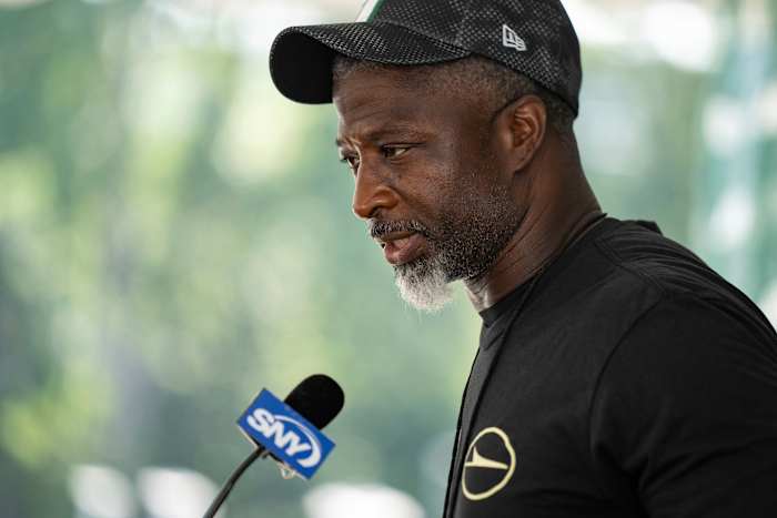 Aaron Glenn wordt emotioneel naarmate de realiteit van de hoofdcoach van de Jets me behoorlijk hard haalt '