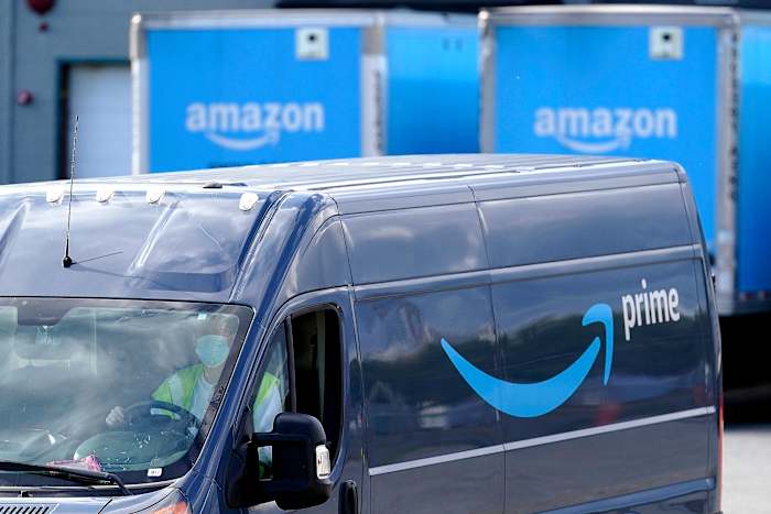 Amazon breidt zijn bederfelijke bezorgservice uit, waardoor de traditionele kruideniers druk uitoefenen