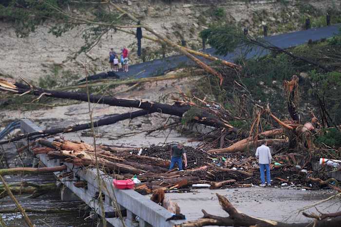 Ambtenaren van Kerr County overwegen het Ingram -meer na overstromingen af ​​te voeren, maar buren willen 'onmiddellijke' actie