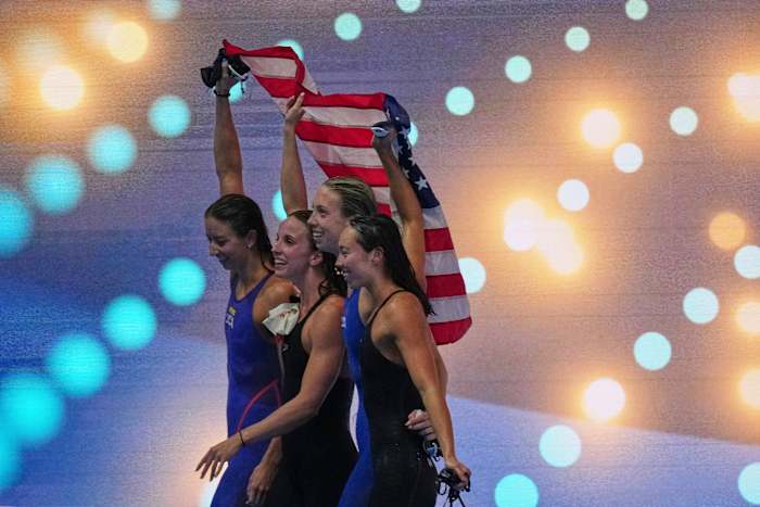 Amerikanen eindigen sterk met een estafettewereldrecord in de zwemwerelden naar topmedailletjes