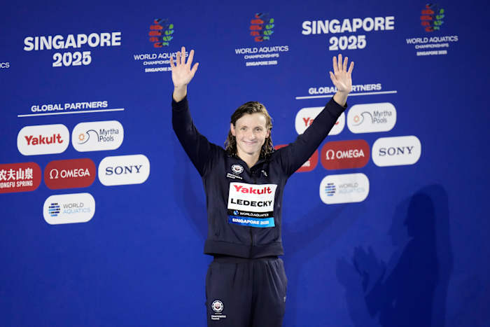 Amerikanen vestigden een estafette wereldrecord in zwemwerelden in Singapore en Ledecky wint opnieuw