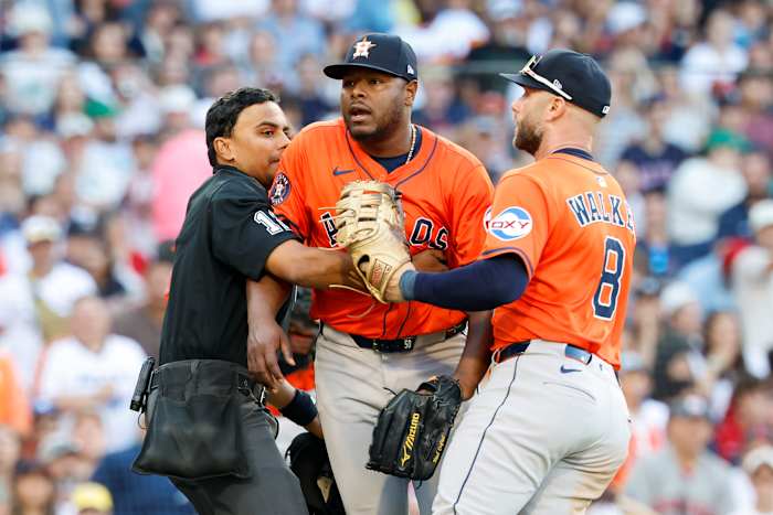 Astros Reliever Neris balkt opzettelijk om de loper van de tweede te bevorderen en roept dan naar Red Sox