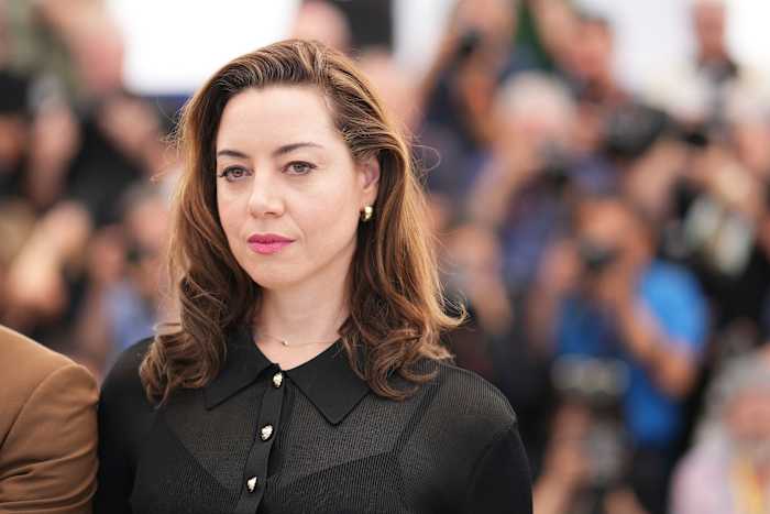 Aubrey Plaza beschrijft verdriet over de dood van echtgenoot Jeff Baena, vergelijkt het met een 'oceaan van vreselijkheid'