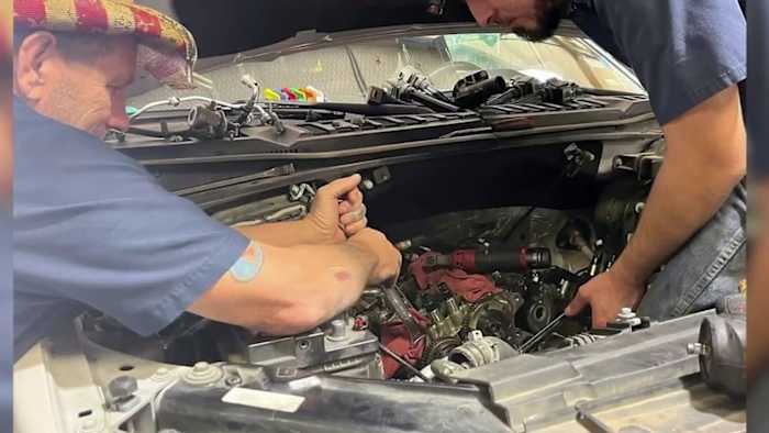 Bedrijfseigenaar helpt Kerr -gemeenschap na een catastrofale overstroming met gratis voertuigreparaties, olieverversingen