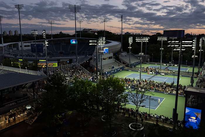 Bij de US Open schijnen tennissterren onder donkere hemelvriendelijke buitenlichten