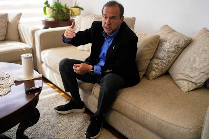 Bolivia's rechtse ex-president Jorge Quiroga zegt dat hij 'alles verandert' als hij wordt gekozen