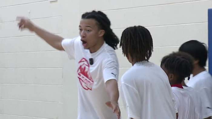 Brennan alum Kingston Flemings organiseert basketbalkamp voor het eerste seizoen in Houston