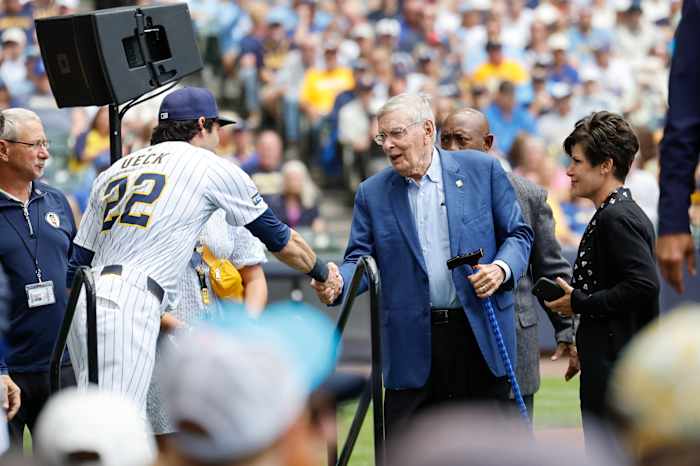 Brewers brengen hulde aan de oude omroep Bob Uecker in met sterren bezaaide pregame-ceremonie