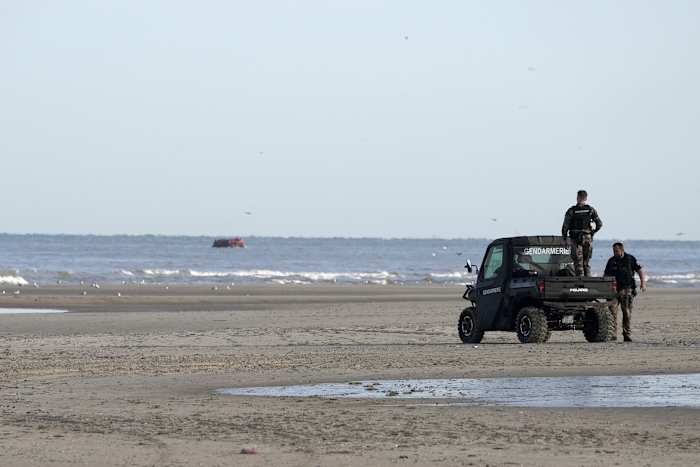 Britse autoriteiten houden de 1e groep migranten vast onder plan om kleine boten te dwarsbomen die oversteken vanuit Frankrijk