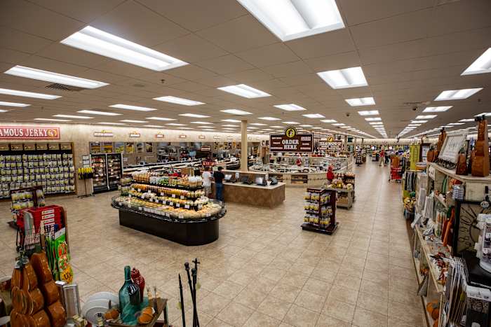 Buc-EE's partners met Texas A&M University om snacks, merchandise naar de campus te brengen