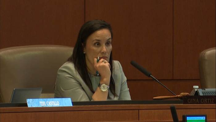 Burgemeester Gina Ortiz Jones steunt de poging om het beleidsvoorstelproces eenzijdig te veranderen in een nieuw memo