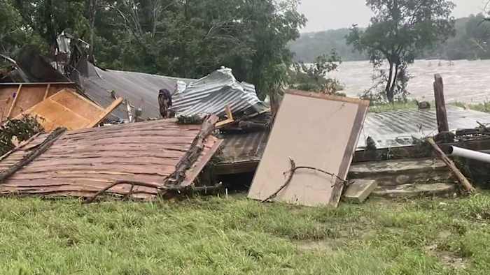 Centre Point Locals Slind naar voren door het hartzeer na overstromingen van de vierde juli