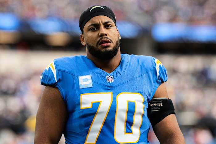 Chargers ol Rashawn Slater's seizoensgebonden blessure 'A Gut Punch', zegt Jim Harbaugh