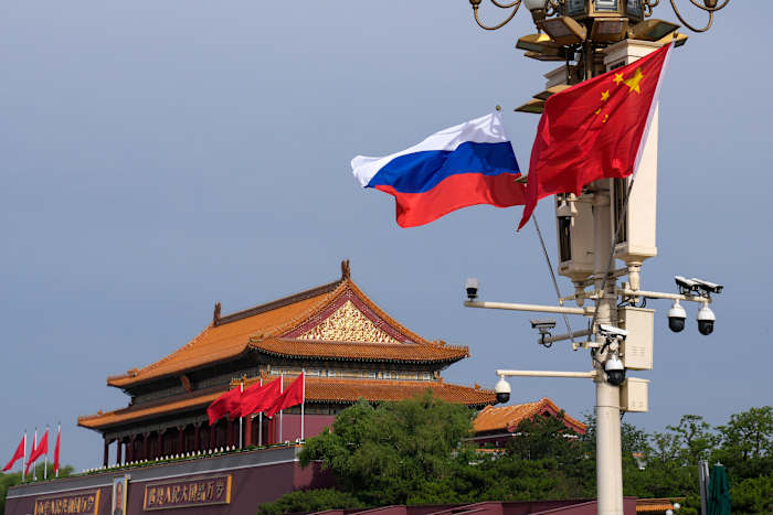 China duwt terug naar Amerikaanse eisen om te stoppen met het kopen van Russische en Iraanse olie