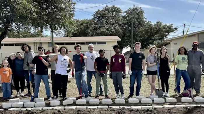 Clark HS Community Garden helpt studenten met geestelijke gezondheid, verbinding maken met de natuur