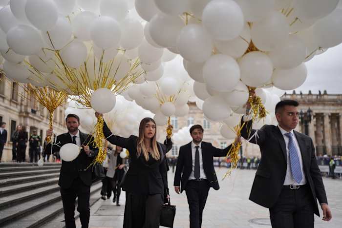 Colombianen nemen afscheid van de presidentiële hoopvolle Uribe na het schieten op politieke rally