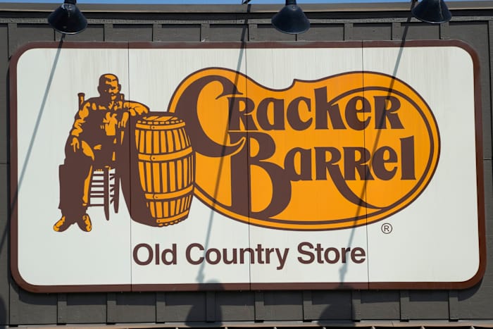 Cracker Barrel geeft toe aan, zegt dat het oude logo zal terugkeren