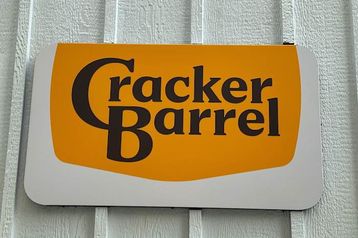Cracker Barrel zegt dat het "het beter had kunnen doen" met de release van een nieuw logo dat sommige fans boos maakte