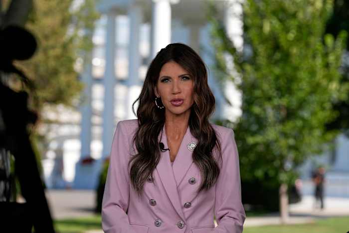 DHS -secretaris Noom bevestigt dat meer ijsbronnen op weg zijn naar Chicago voor het optreden van immigratie