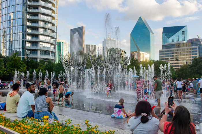 Dallas en Fort Worth beëindigen hun diversiteitsinspanningen om de federale financiering te behouden
