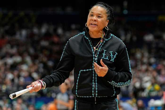 Dawn Staley zegt dat ze South Carolina zou hebben verlaten voor de coaching van New York Knicks