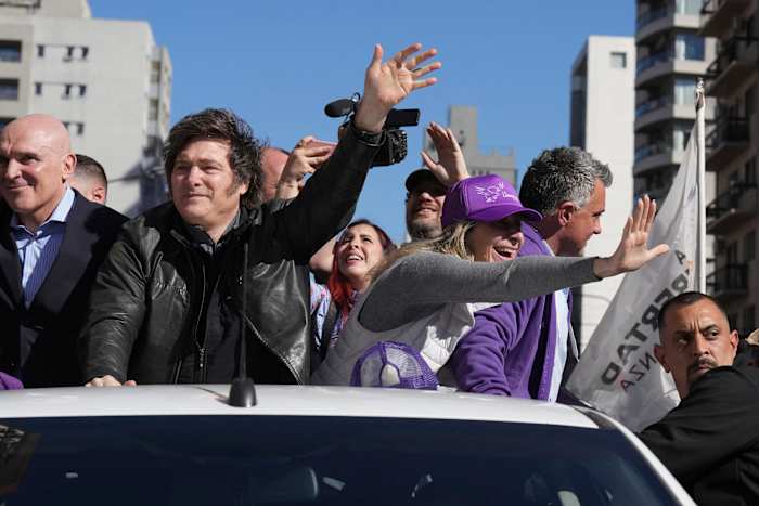 De Libertarian President van Argentinië wordt verdedigd als een corruptieschandaal spreidt