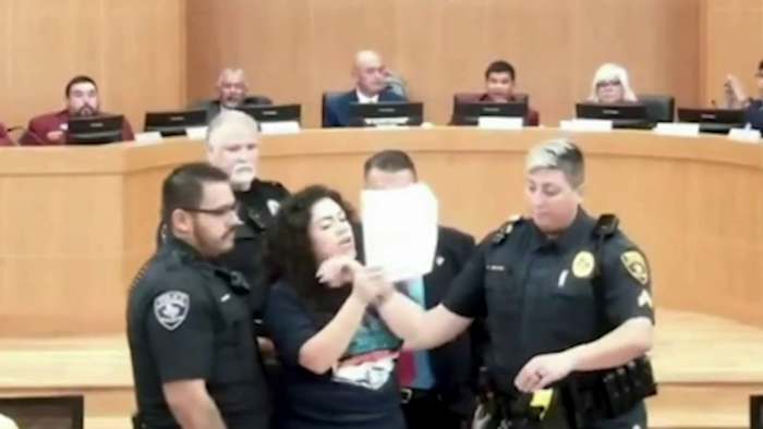 De aanklachten afgewezen tegen de vrouw gearresteerd tijdens de ISD -bestuursvergadering van Edgewood, zegt het kantoor van Bexar County DA, zegt
