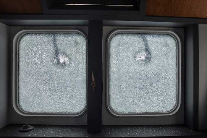 De kustwacht van Libië schiet op een schip en probeert migranten in nood te redden, zegt Group