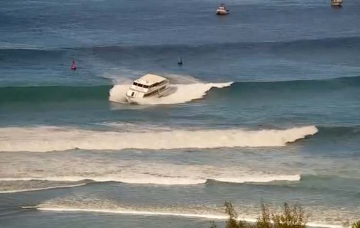 De passagiersboot van de jacht ter grootte van een jacht loopt aan de grond in High Surf Off Hawaii Beach