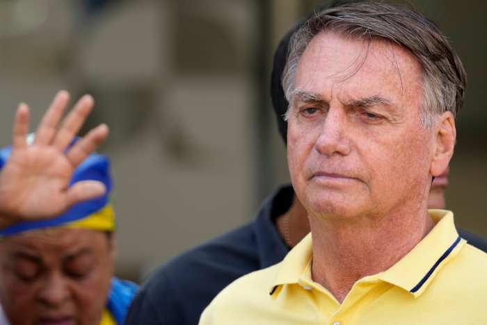 De voormalige president Bolsonaro van Brazilië laat tijdelijk huisarrest voor medisch examens achter