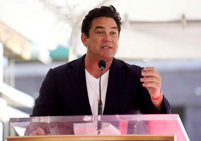 Dean Cain, voormalig tv -superman, wordt beëdigd als eredoctoraatsofficier