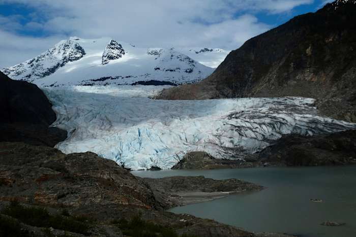 Delen van Juneau Brace voor overstromingen van water glijden voorbij Alaska's Mendenhall Glacier
