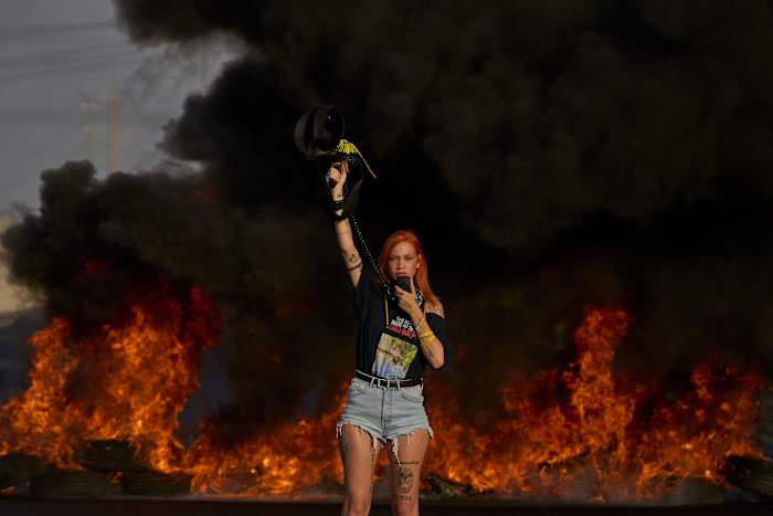 Demonstranten in Israël eisen vrijlating van gijzelaars terwijl Gaza Strikes Kill 16, zeggen ziekenhuizen zeggen