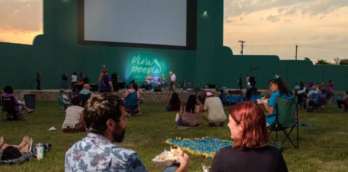 🕺 Dingen om dit weekend te doen: Outdoor Family Film Series, Hemisfair's Glow Dance Party, Farmers Market