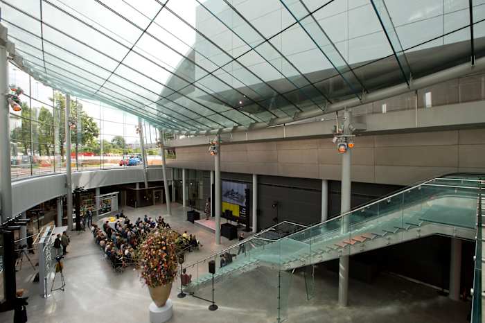 Directeur waarschuwt dat het Van Gogh Museum kan sluiten als de Nederlandse regering niet helpt om reparaties te financieren