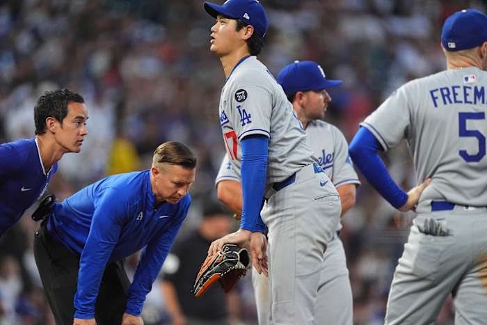Dodgers 'ohtani ruw door Rockies, verlaat het spel nadat hij op de rechter dij is geraakt door line drive