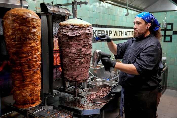 Duitsers maken zich zorgen dat hun geliefde kebab meer duurder of zelfs schaars kan worden vanwege de fabrieksstaking