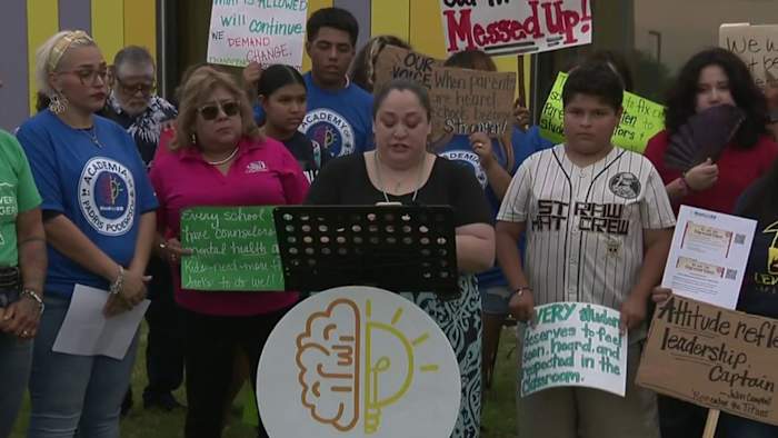 Edgewood ISD -families vragen om verantwoordelijkheid nadat de vrouw is gearresteerd tijdens de bestuursvergadering