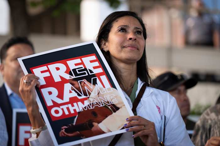 Een Tunesische muzikant werd vastgehouden in LA nadat hij al tien jaar in ons had gewoond. Zijn doktersvrouw spreekt uit