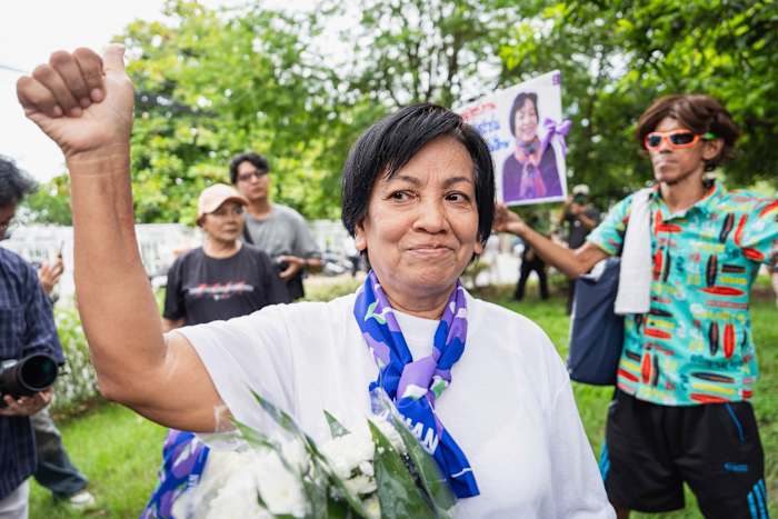 Een koninklijke pardon bevrijdt een Thaise vrouw die een 43-jarige gevangenisstraf bedient voor het belasteren van de monarchie