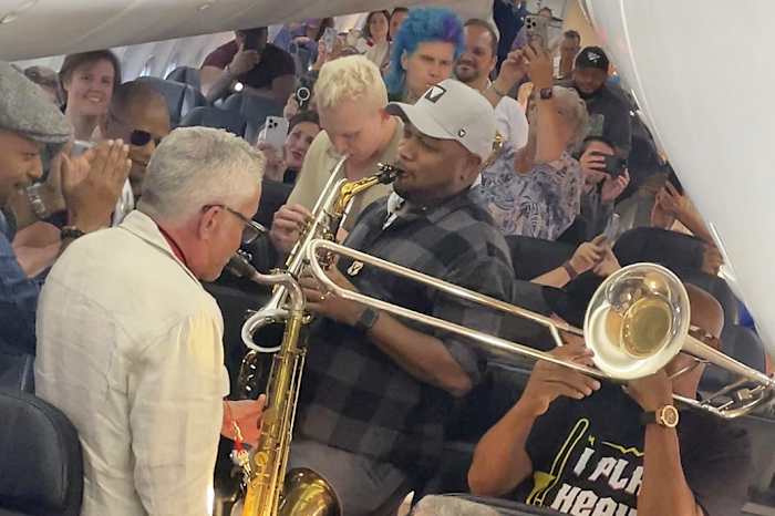 Een vluchtvertraging, een jazzband en een viraal moment: hoe Dave Koz en collega -muzikanten geesten opheffen