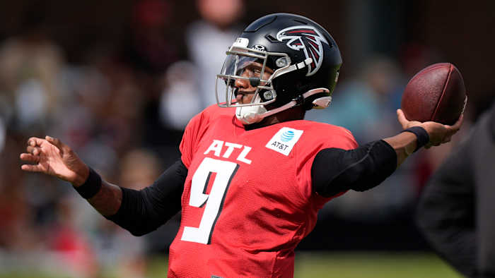 Falcons QB Michael Penix Jr. Landt aan de onderkant van de paal tijdens gezamenlijke trekkingsgevoel met titanen