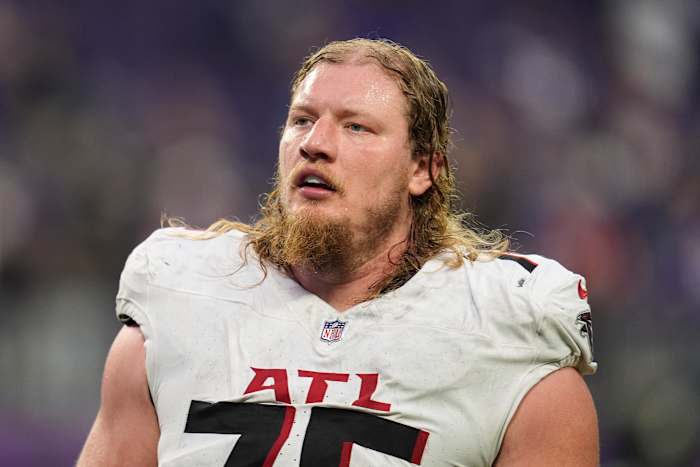 Falcons Right Tackle Kaleb McGary zal een aanzienlijke tijd missen met beenblessure, zegt Coach, zegt