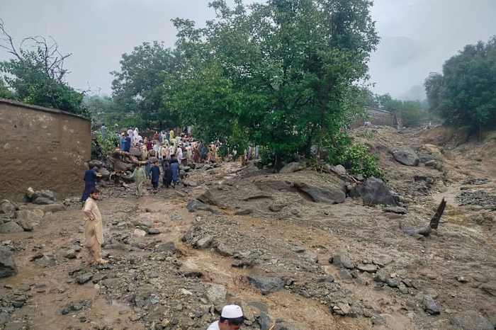 Flash -overstromingen veroorzaakt door zware regenval doden minstens 49 mensen in het noordwesten van Pakistan