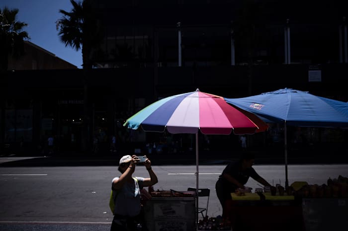 Gevaarlijke hitte daalt af op Californië en het zuidwesten, en verhoogt een natuurbrandrisico